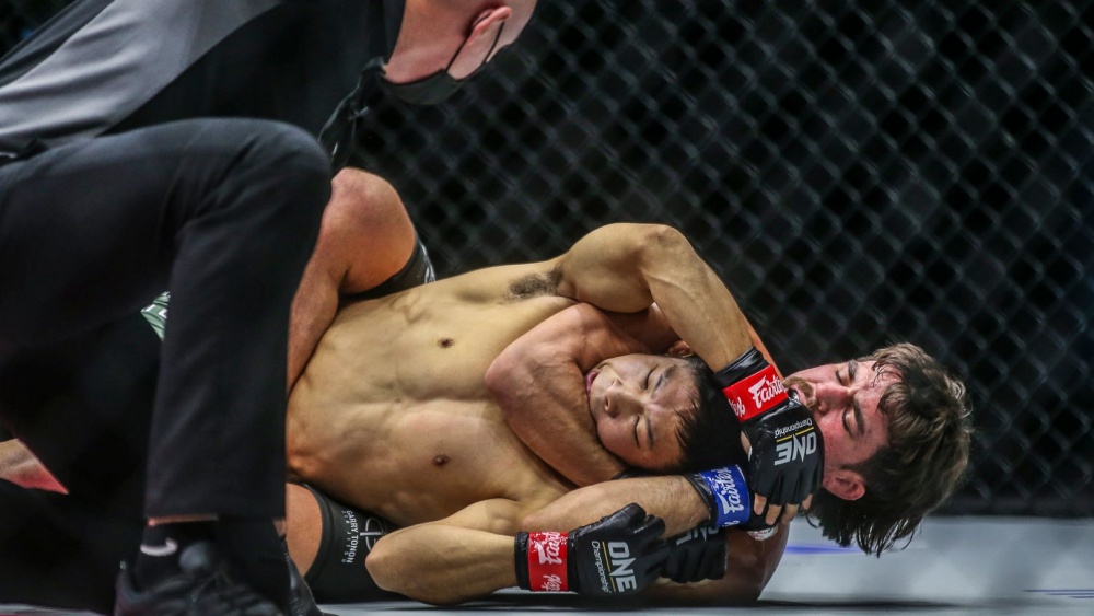 Area Dad Applies Textbook Rear Naked Choke to Drunk Friend at Son's Birthday Party, Hailed as Hero